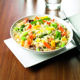 Wegańskie danie warzywne z ryżem, w stylu azjatyckim