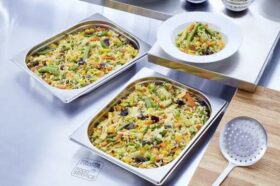 Wegańskie danie warzywne z ryżem, w stylu azjatyckim